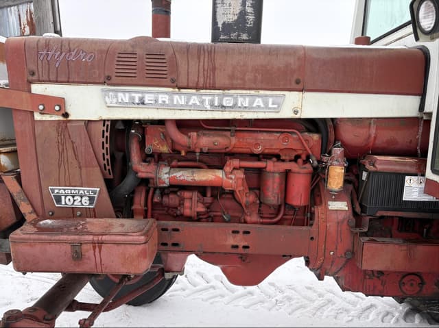 Image of International Harvester 1026 equipment image 2
