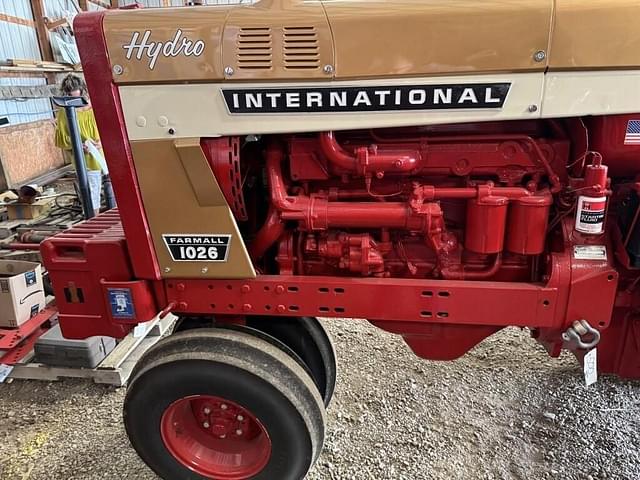 Image of International Harvester 1026 equipment image 2