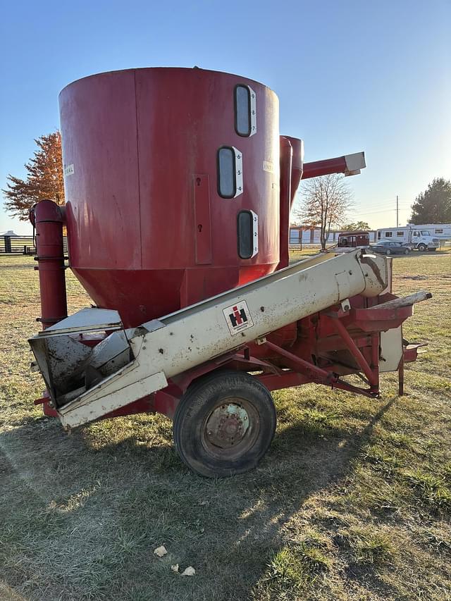 Image of International Harvester 1050 equipment image 2