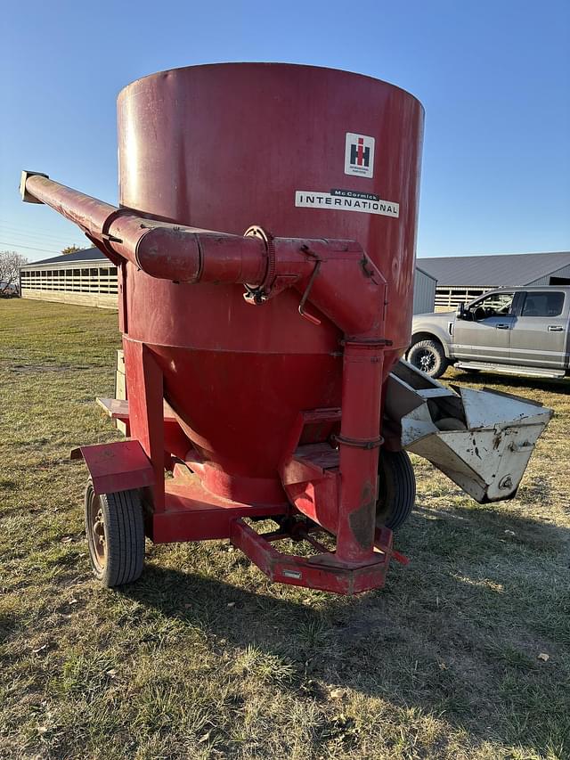 Image of International Harvester 1050 equipment image 4