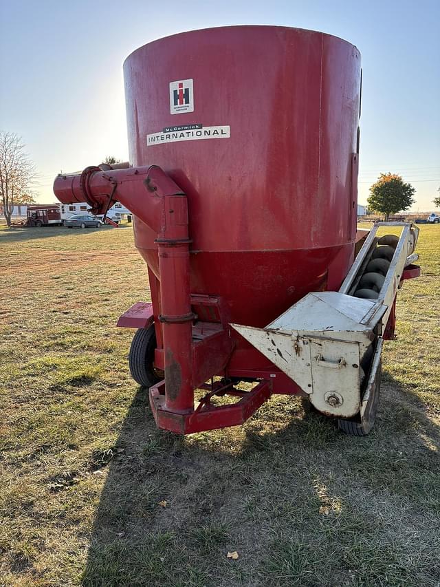 Image of International Harvester 1050 equipment image 3