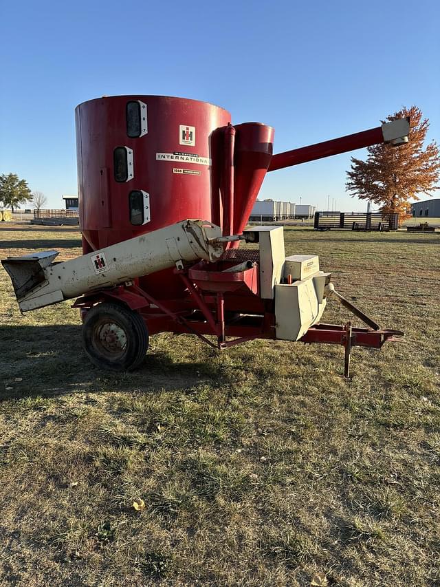 Image of International Harvester 1050 equipment image 1