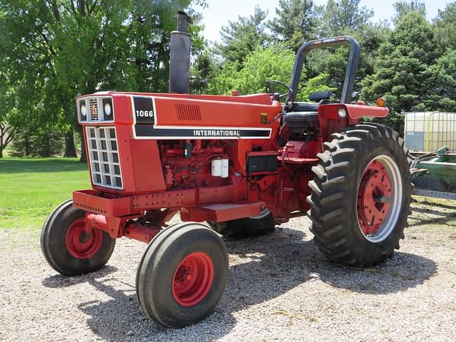Image of International Harvester 1066 equipment image 1