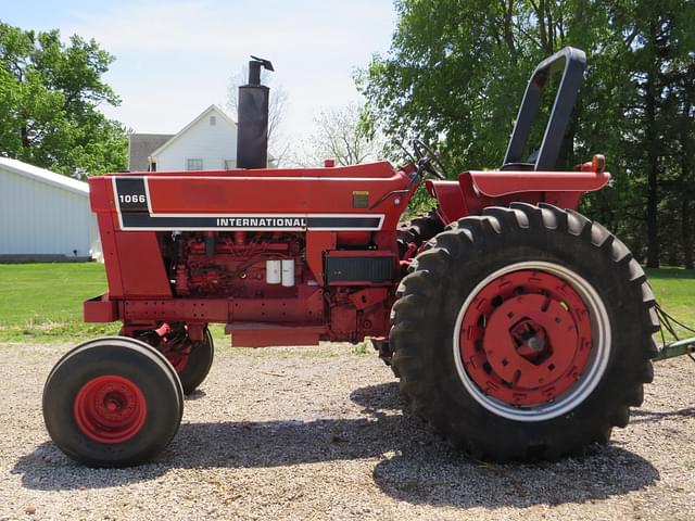 Image of International Harvester 1066 equipment image 2