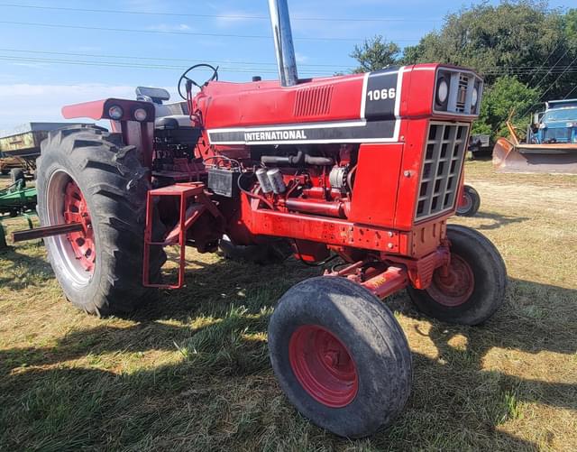Image of International Harvester 1066 equipment image 2