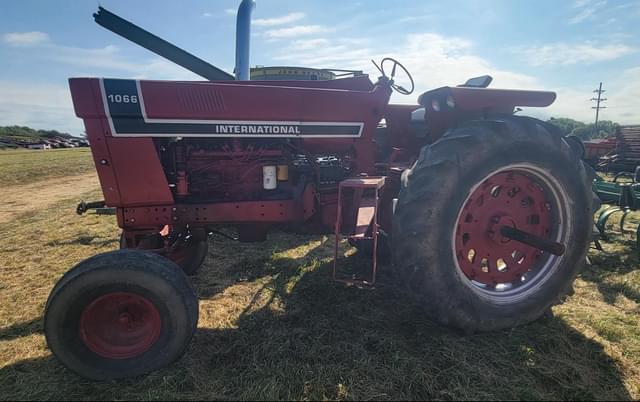 Image of International Harvester 1066 equipment image 1