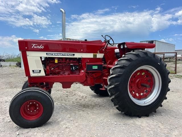 Image of International Harvester 1066 equipment image 1