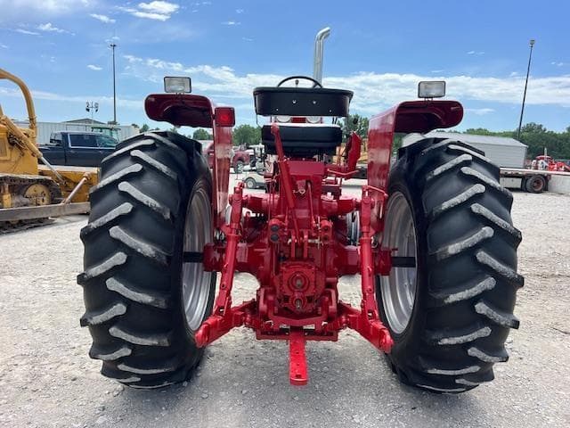 Image of International Harvester 1066 equipment image 2