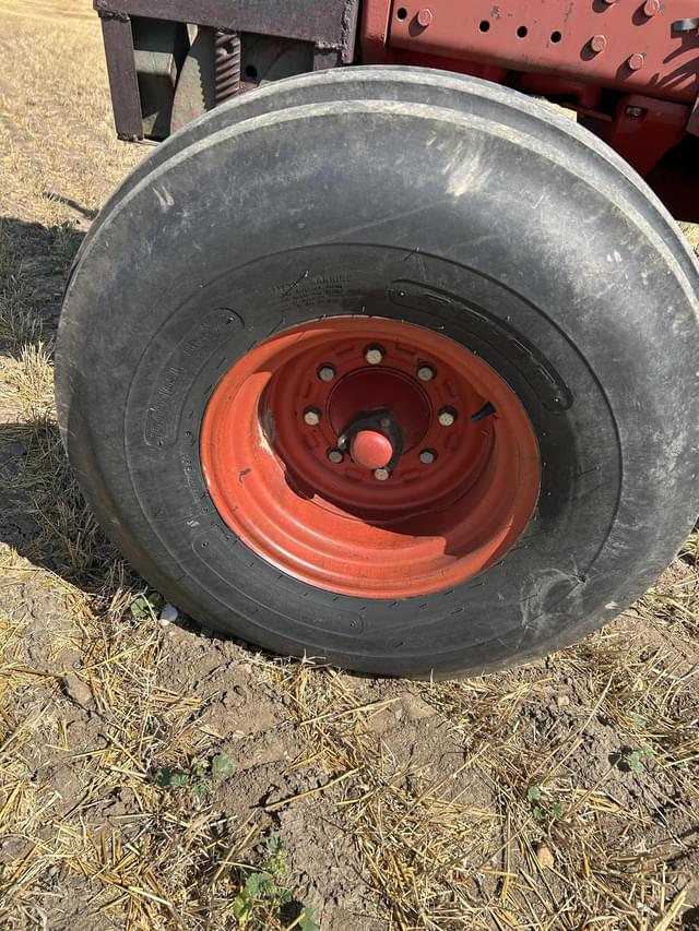Image of International Harvester 1066 equipment image 4