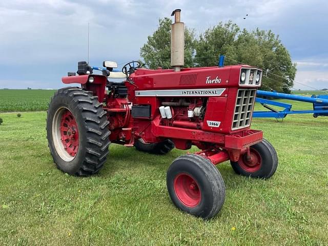 Image of International Harvester 1066 equipment image 1