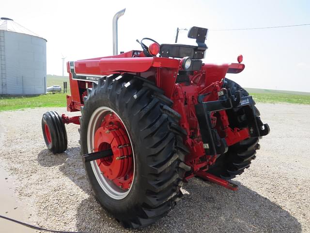Image of International Harvester 1066 equipment image 2