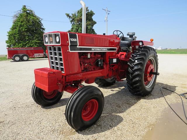 Image of International Harvester 1066 equipment image 1