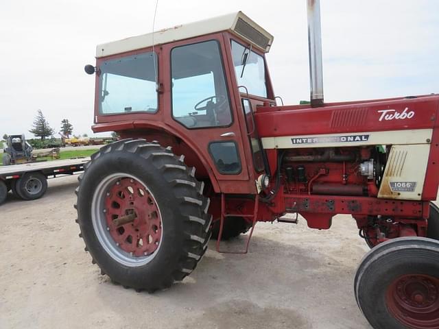 Image of International Harvester 1066 equipment image 4
