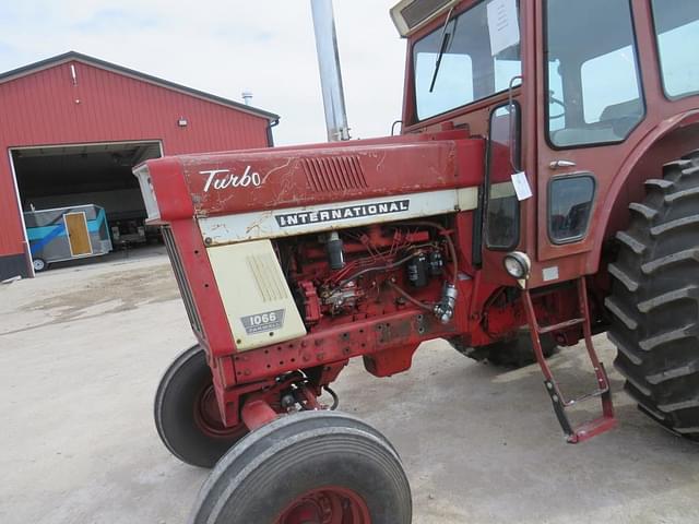 Image of International Harvester 1066 equipment image 1