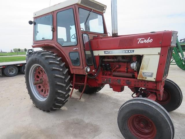 Image of International Harvester 1066 equipment image 3