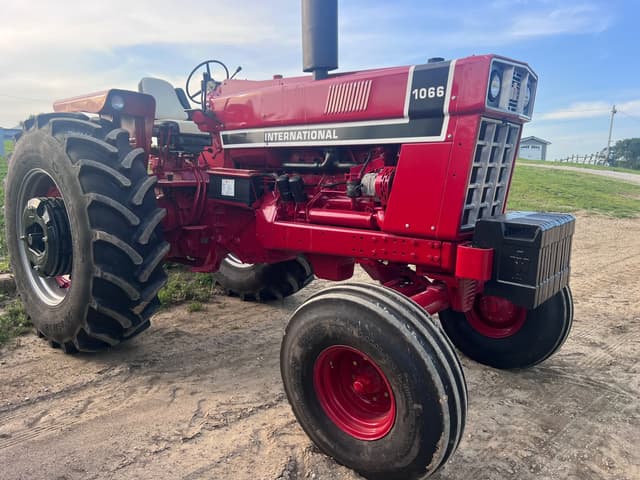 Image of International Harvester 1066 equipment image 2