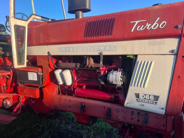 Image of International Harvester 1066 equipment image 4