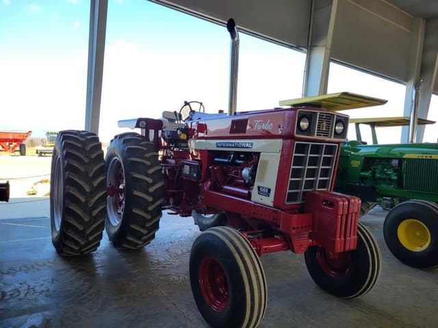 Image of International Harvester 1066 equipment image 1