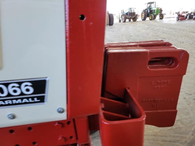 Image of International Harvester 1066 equipment image 3