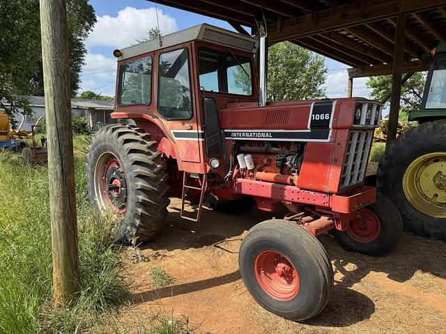 Image of International Harvester 1066 equipment image 2