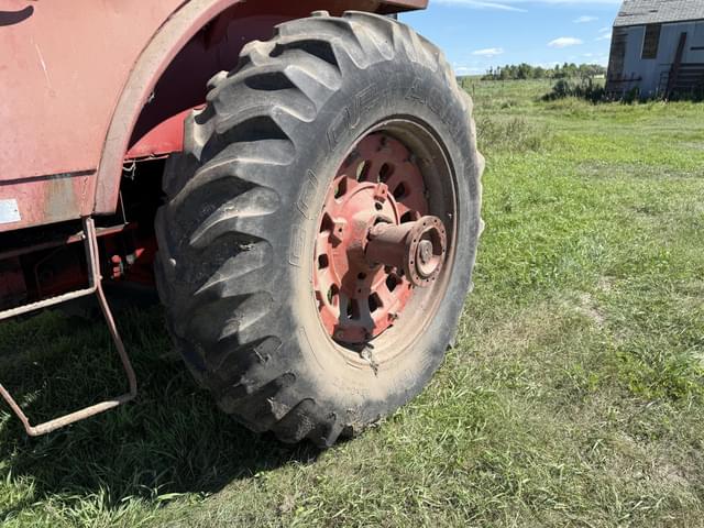 Image of International Harvester 1066 equipment image 4