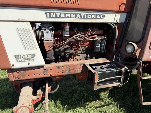 Image of International Harvester 1066 equipment image 3