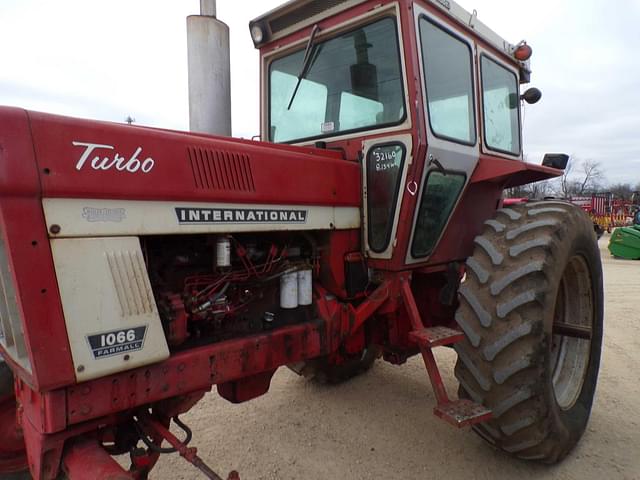 Image of International Harvester 1066 equipment image 3