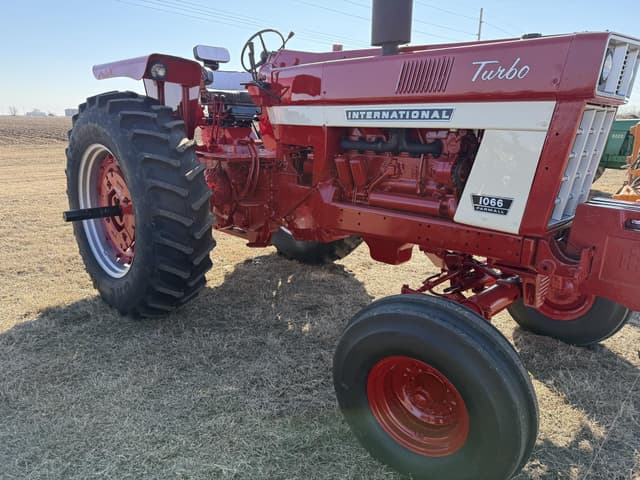 Image of International Harvester 1066 equipment image 4