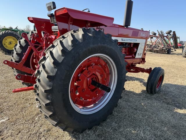 Image of International Harvester 1066 equipment image 3