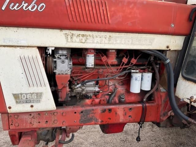 Image of International Harvester 1066 equipment image 2