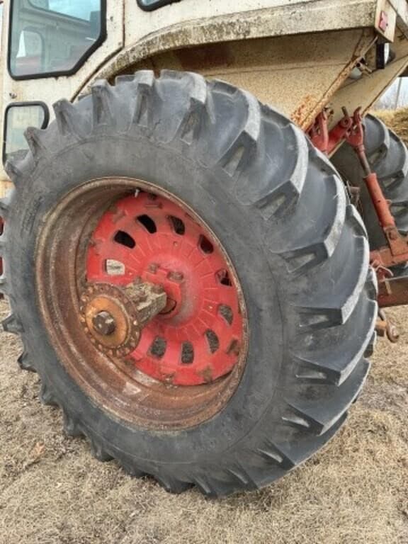 Image of International Harvester 1066 equipment image 4