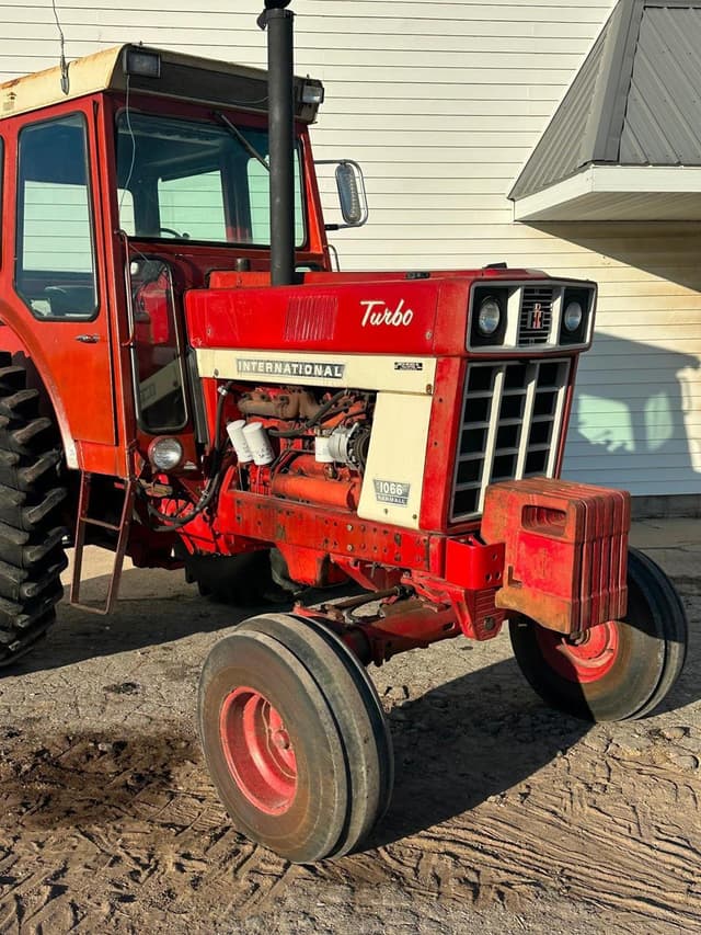 Image of International Harvester 1066 equipment image 1