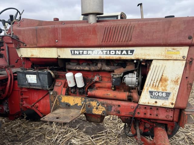 Image of International Harvester 1066 equipment image 1