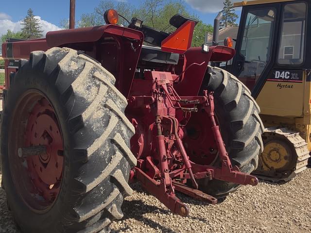 Image of International Harvester 1066 equipment image 2