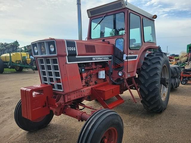 Image of International Harvester 1066 equipment image 1