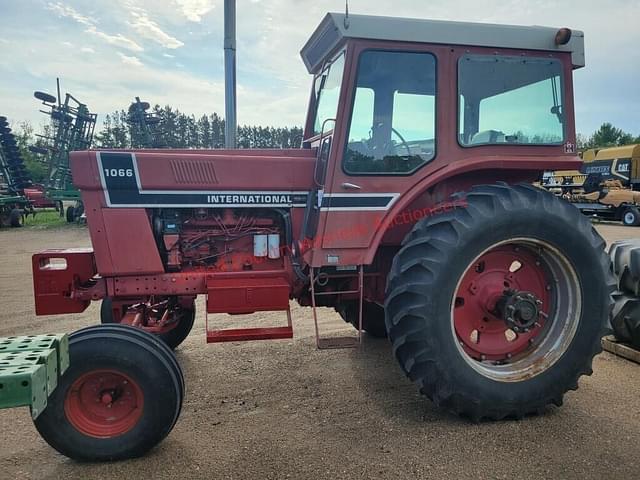 Image of International Harvester 1066 equipment image 2