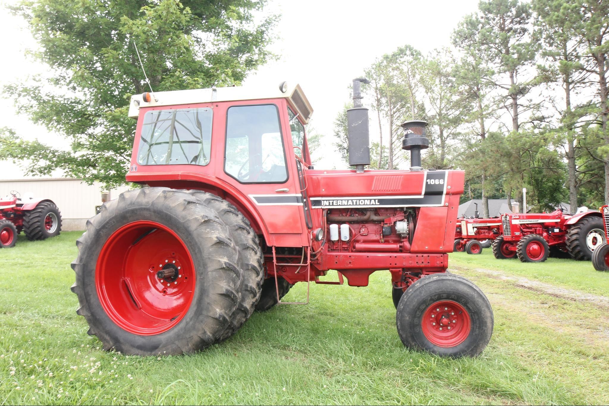 International Harvester 1066 Equipment Image0