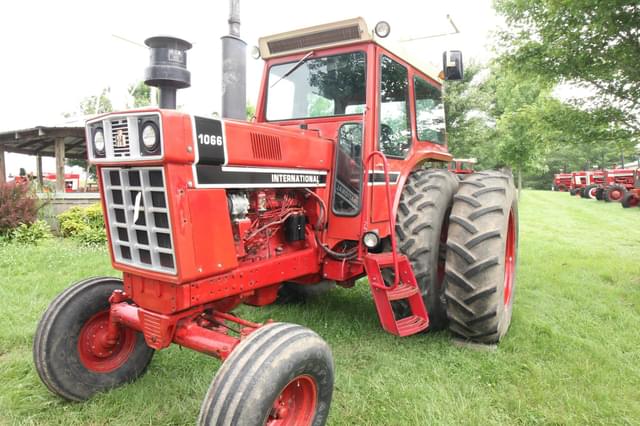 Image of International Harvester 1066 equipment image 2
