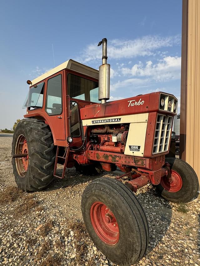 Image of International Harvester 1066 equipment image 2