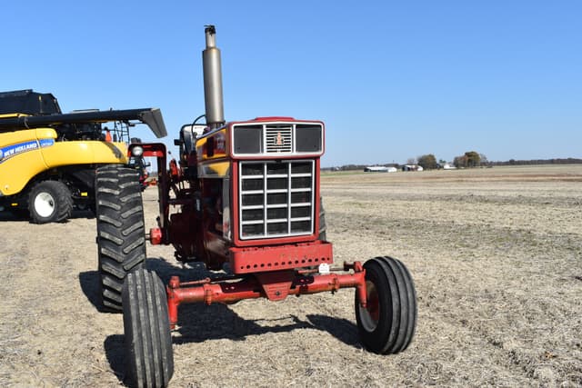 Image of International Harvester 1066 equipment image 2