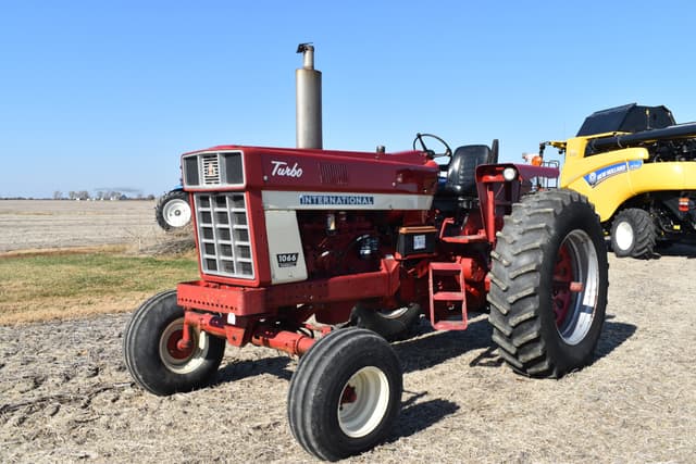 Image of International Harvester 1066 equipment image 1