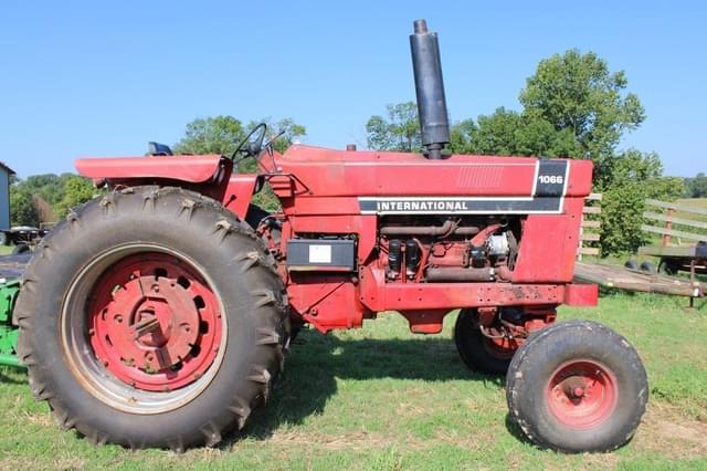 Image of International Harvester 1066 equipment image 3