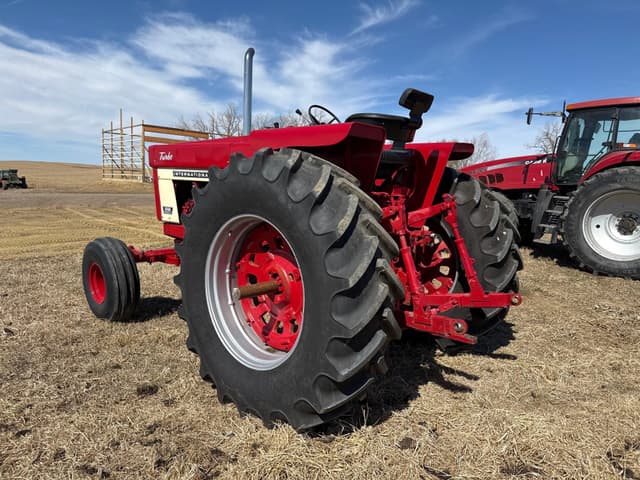 Image of International Harvester 1066 equipment image 2