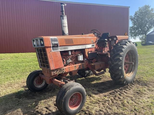 Image of International Harvester 1066 equipment image 2