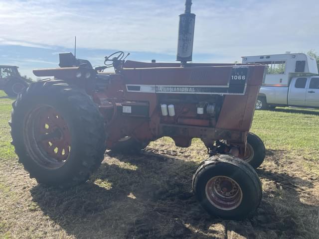 Image of International Harvester 1066 equipment image 4