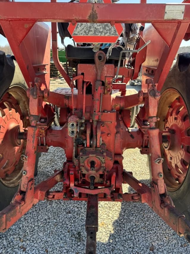 Image of International Harvester 1066 equipment image 3