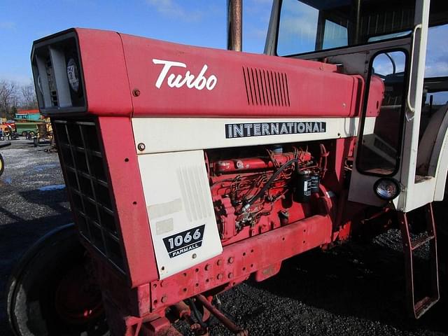 Image of International Harvester 1066 equipment image 2