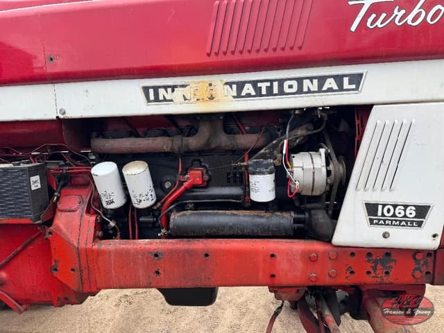 Image of International Harvester 1066 equipment image 4