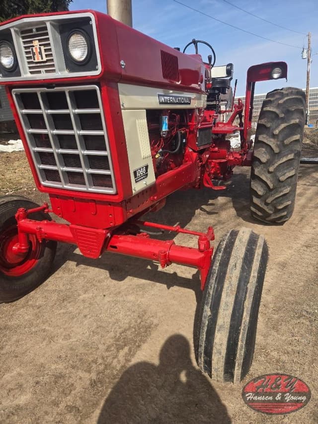 Image of International Harvester 1066 equipment image 3