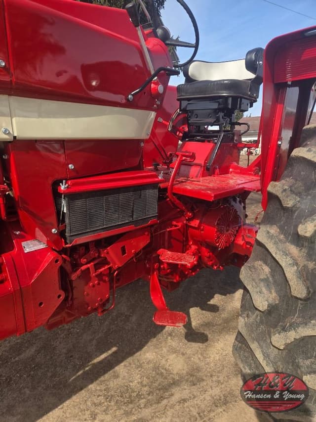 Image of International Harvester 1066 equipment image 4